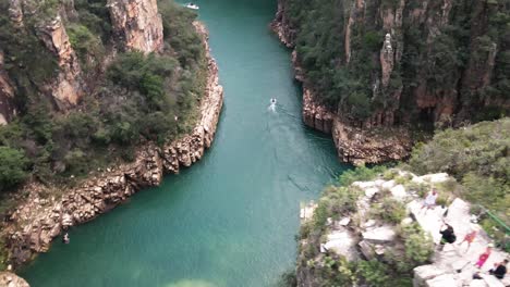 Imágenes-Cinematográficas-De-Drones---Volando-De-Lado-Sobre-El-Río-Mostrando-Montañas-En-Minas-Gerais-En-Brasil