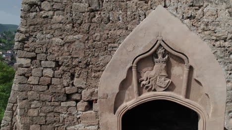 pared de la fortaleza de jajce en bosnia y herzegovina con un escudo de la familia