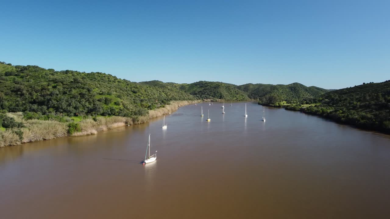 아름다운 과디아나 강의 공중 전망, 강을 따라 항해하는 보트, 지중해 식물로 가득한 슬로프