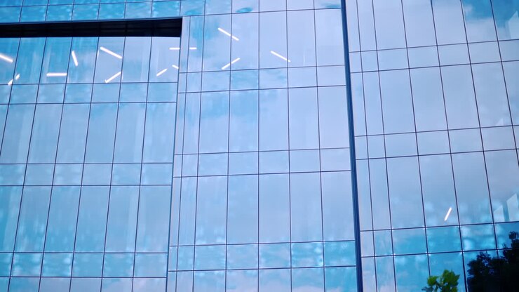 Il cielo si riflette su un edificio con pareti di vetro