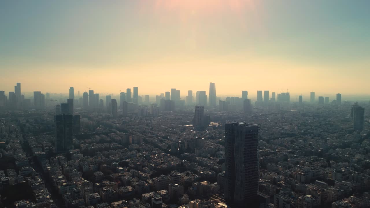 el horizonte de israel desde un avión no tripulado al amanecer. vista aérea panorámica sobre la costa de tel aviv ciudad moderna y de negocios con hoteles, costa y playa. horizonte de oriente medio