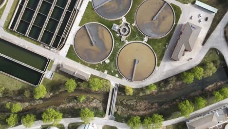 vista aérea de arriba de la planta de tratamiento de aguas residuales. imágenes de alta calidad 4k