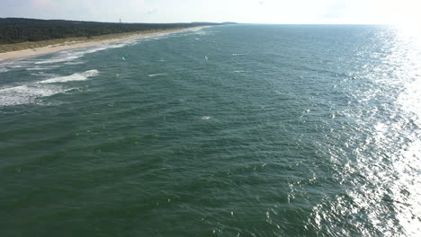 Antena:-Volando-Hacia-Los-Surfistas-Montando-Con-Cometas-De-Viento-En-Las-Olas-Del-Mar-Báltico