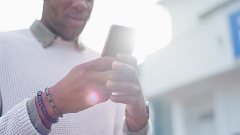 hombre de negocios negro, manos o teléfono escribiendo en la ciudad