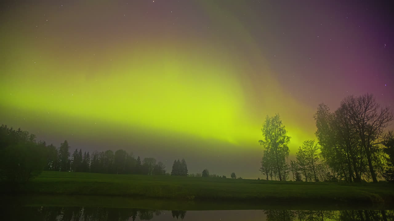 espectacular aurora boreal o luces del norte sobre un lago rural - lapso de tiempo