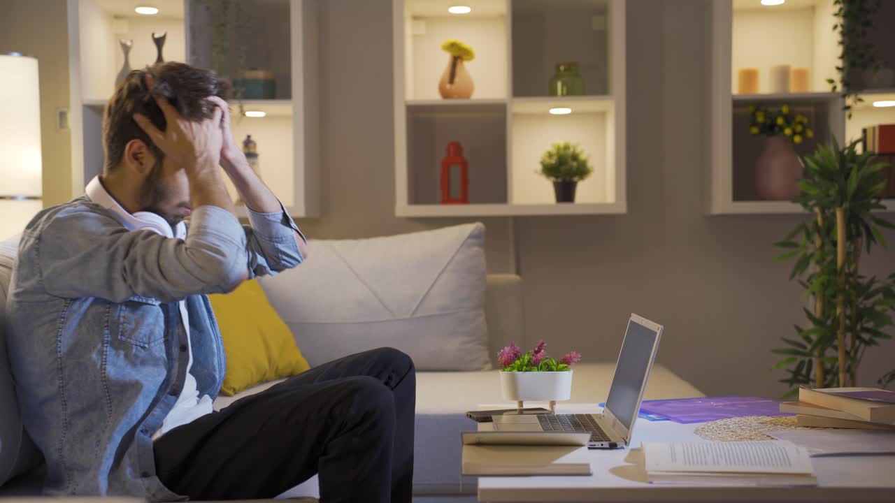 남성 학생이 노트북에서 나쁜 시험 결과를 볼 때 화가 납니다.