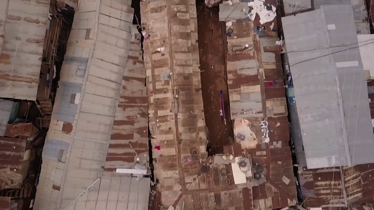 toma aérea mirando directamente hacia abajo sobre vastos barrios marginales superpoblados en kibera nairobi kenia áfrica 2