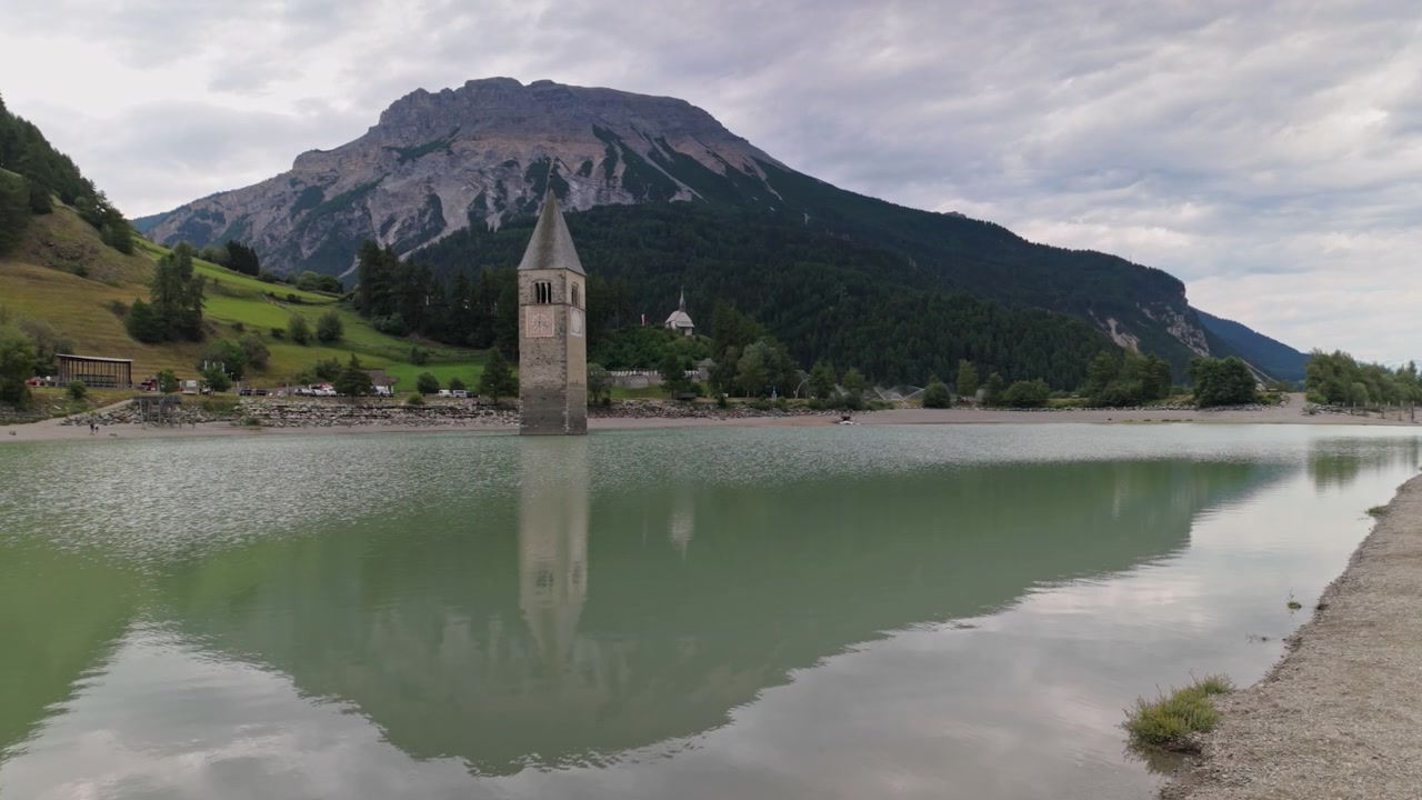 Der Glockenturm der Kirche, Überrest des überfluteten Dorfes Graun - Curon im Vinschgau, Südtirol, Italien.