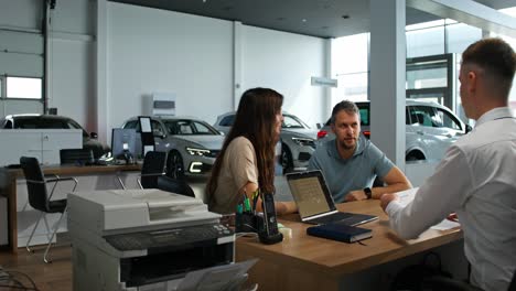 reunión de clientes de concesionarios de automóviles