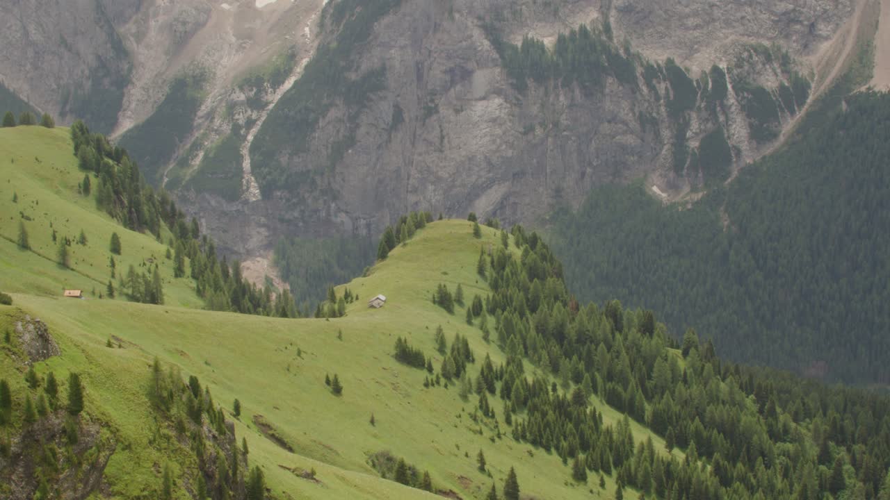 треножник выстрел спокойный холм берег зеленой травы и скалистой горы