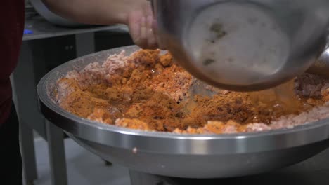 salchichas proceso de carne producción de fábrica hecho a mano ahumado hervido envoltura carne picada especia cámara lenta