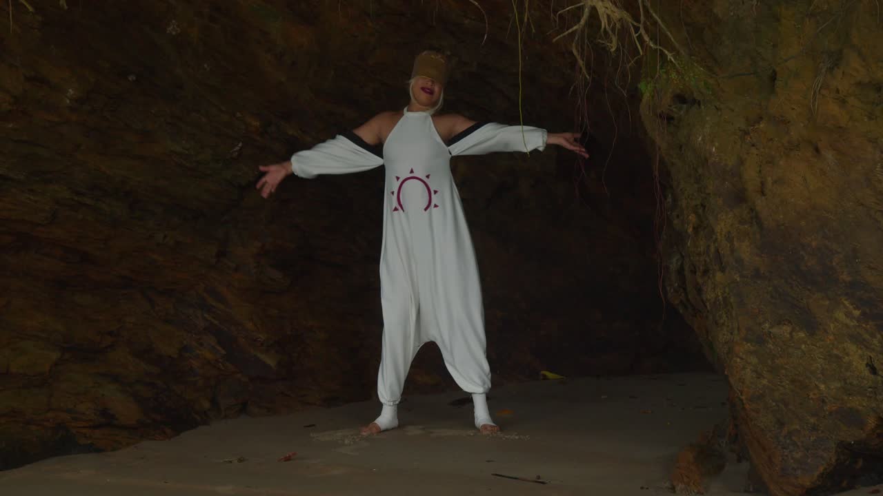 Una giovane ragazza vestita in cosplay che cammina lungo una spiaggia caraibica sotto un cielo nuvoloso spettacolare