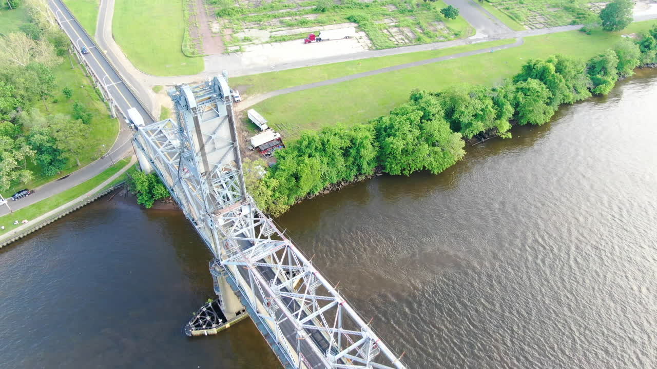 뉴저지의 오래된 균형추 다리 위를 날다