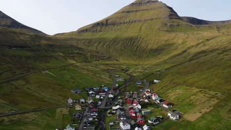 Steigende-Drohnenaufnahmen-Des-Dorfes-Funningur-Und-Des-Berges-Slættaratindur-Auf-Der-Insel-Eysturoy-Auf-Den-Färöern