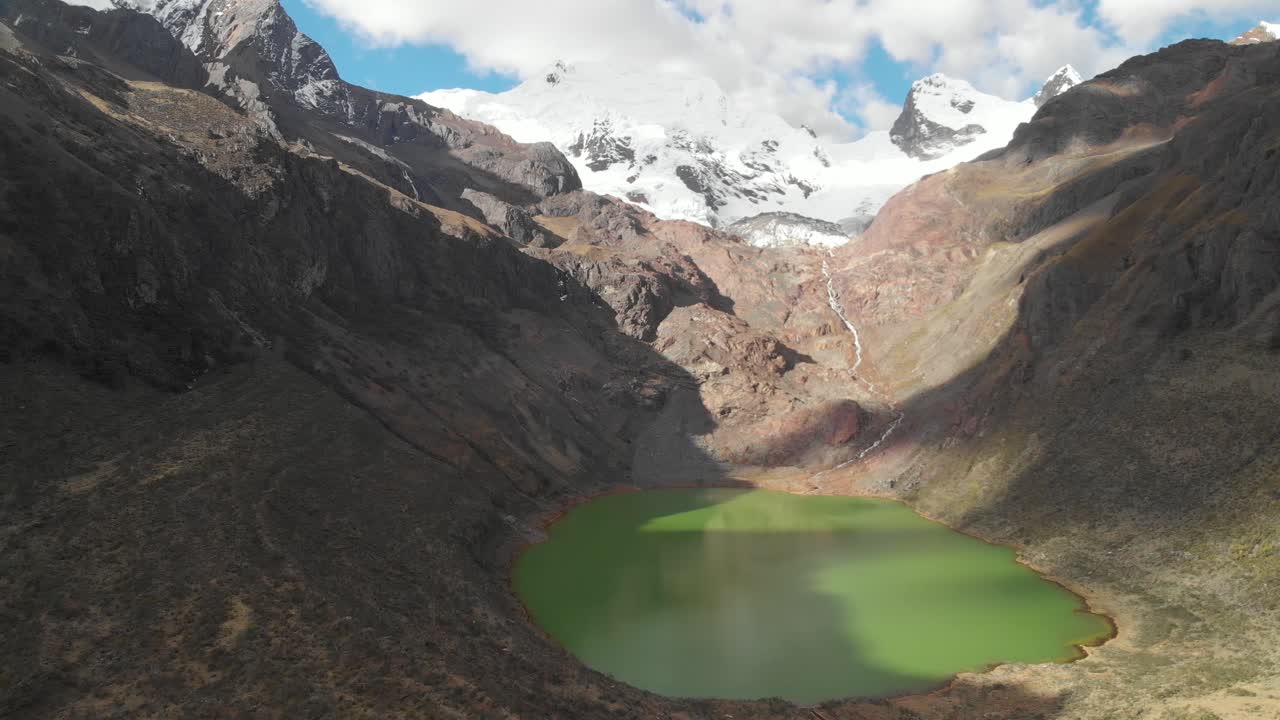 Shallap, il lago verde nelle Ande peruviane, fiume e lago prodotti dallo scioglimento dei ghiacciai. Panoramica, ripresa aerea, vista mozzafiato.