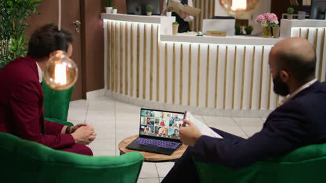 equipo de gestión en videoconferencia para la reunión informativa