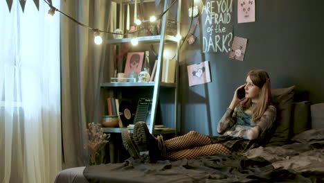 chica en el dormitorio