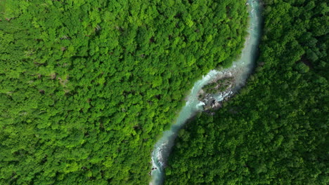 Una-Vista-De-Pájaro-De-Un-Río-De-Montaña-Salvaje-De-Color-Verdoso-Puro