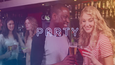 animación del texto de la fiesta sobre felices amigos diversos hablando con bebidas