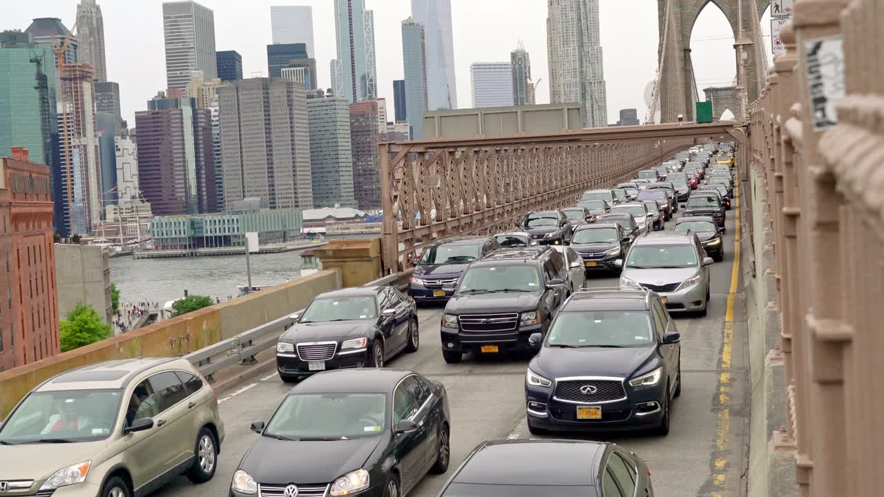 브루클린 다리를 떠나는 교통