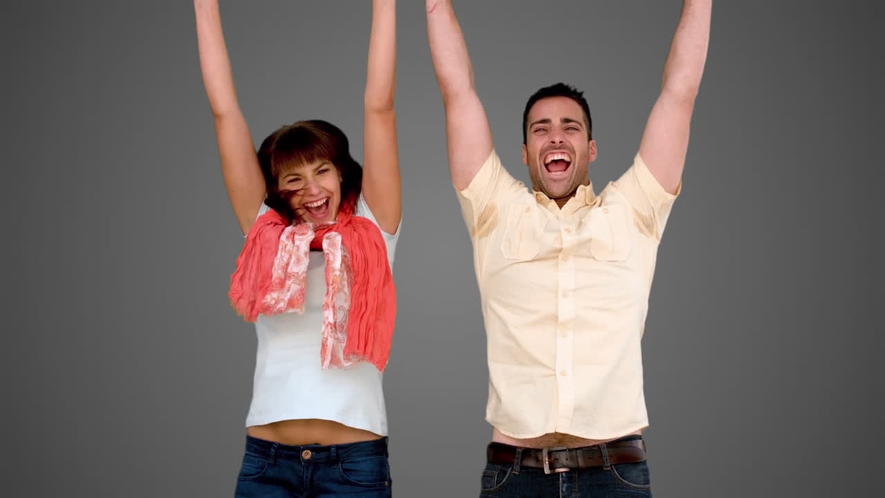 두 친구가 회색 배경에서 점프하고 있습니다.