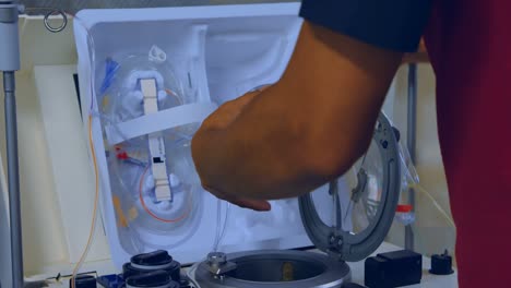 médico masculino quitando el equipo médico 4k