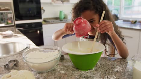 chica joven haciendo galletas de navidad en casa