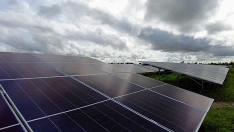 Inclinación-Descendente-Disparada-Desde-El-Cielo-A-Una-Granja-Solar-Fotovoltaica-Que-Se-Presenta-Para-El-Suministro-De-Energía-Sostenible-Y-Un-Mejor-Medio-Ambiente-En-Jambur,-Gambia