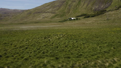 Pradera-De-Campo-De-Hierba-Con-Casa-Aislada-En-El-Paisaje-De-Islandia---Vuelo-Aéreo