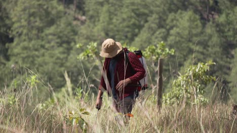 Mann-Im-Wald-Mit-Rucksacksprüher