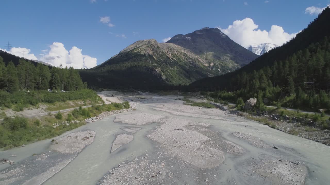 aerial de un río en un valle de montaña
