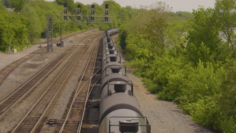 una larga cadena de vagones cisterna que viajan por las vías del ferrocarril en pensilvania vista desde arriba