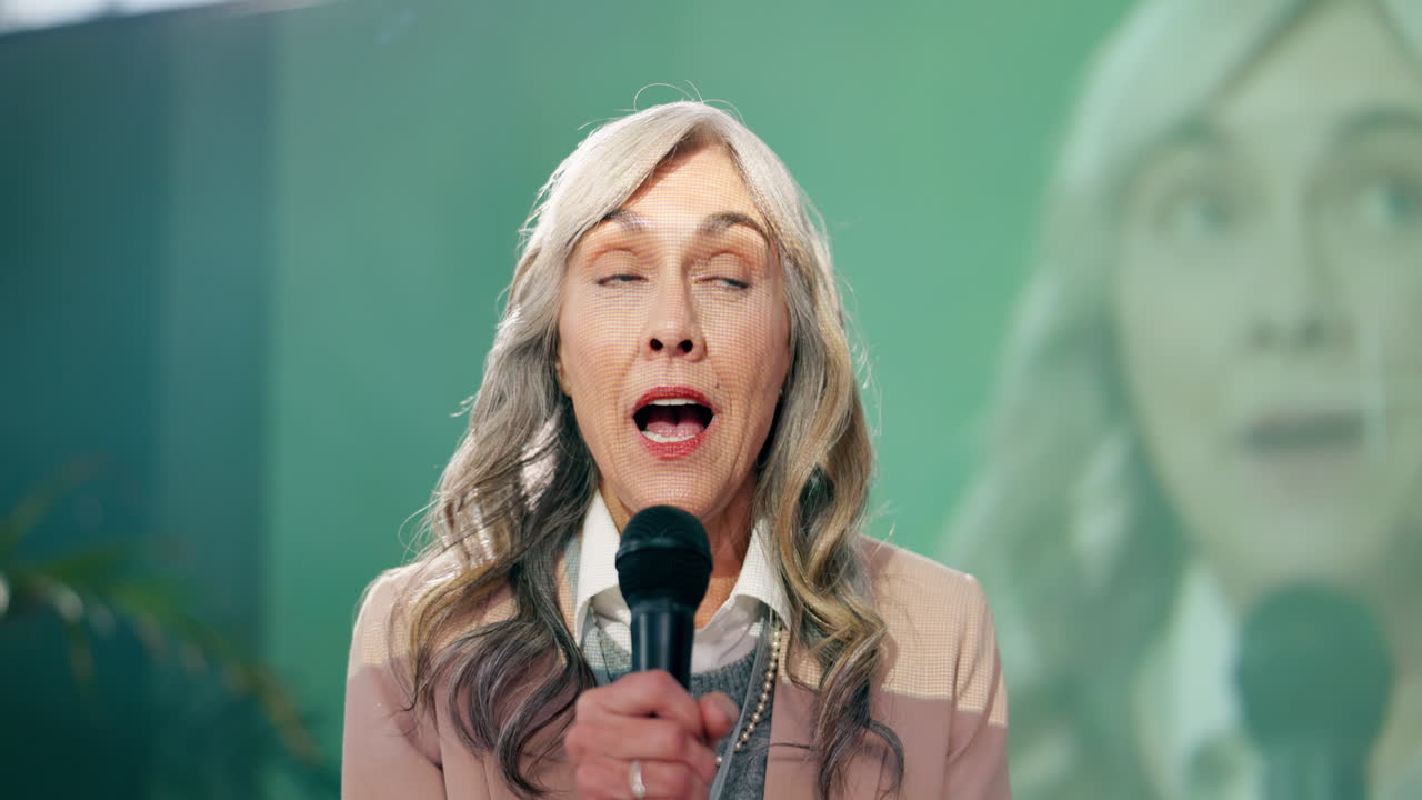 프레젠테이션 을 하는 여자