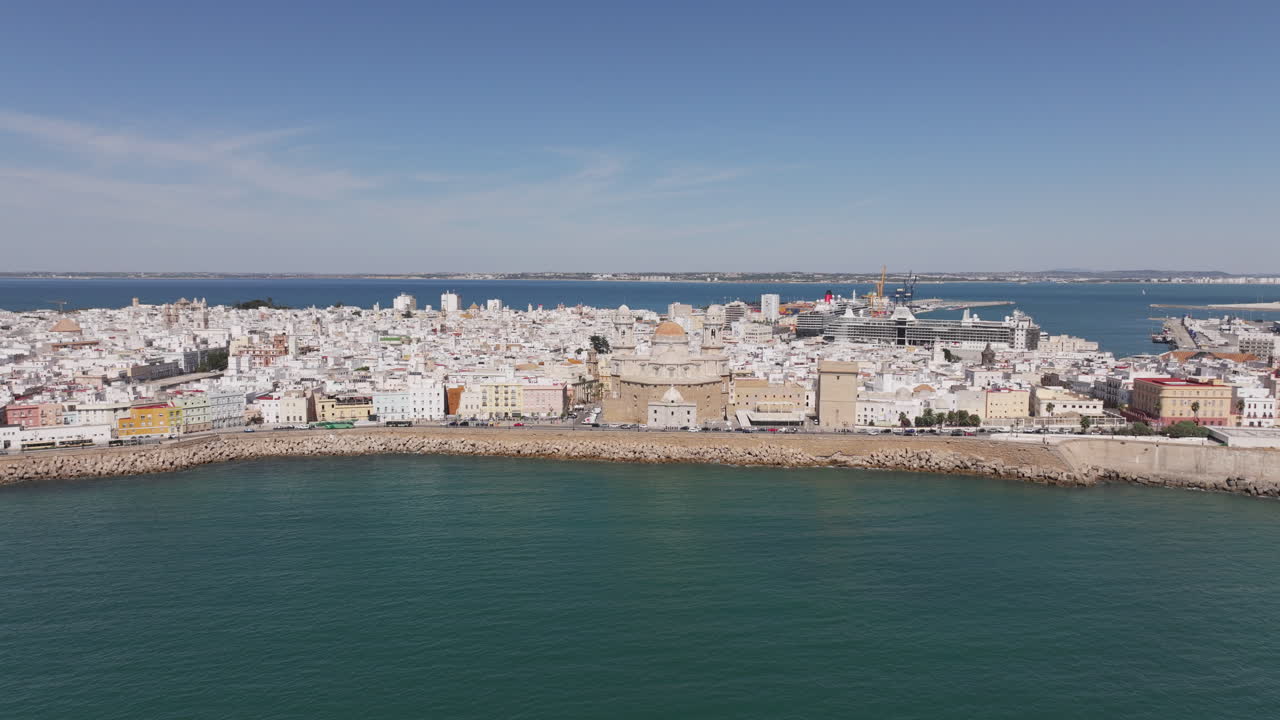 Vista aerea di Cadice, Andalusia, Spagna, Europa, in una giornata di sole, con la Cattedrale di Cadice e il lungomare. Drone che vola velocemente in avanti