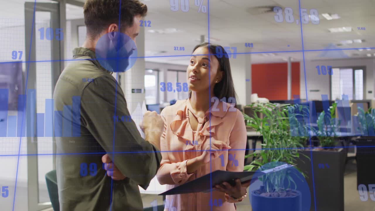 animación del procesamiento de datos estadísticos sobre hombres y mujeres diversos discutiendo sobre un archivo en la oficina