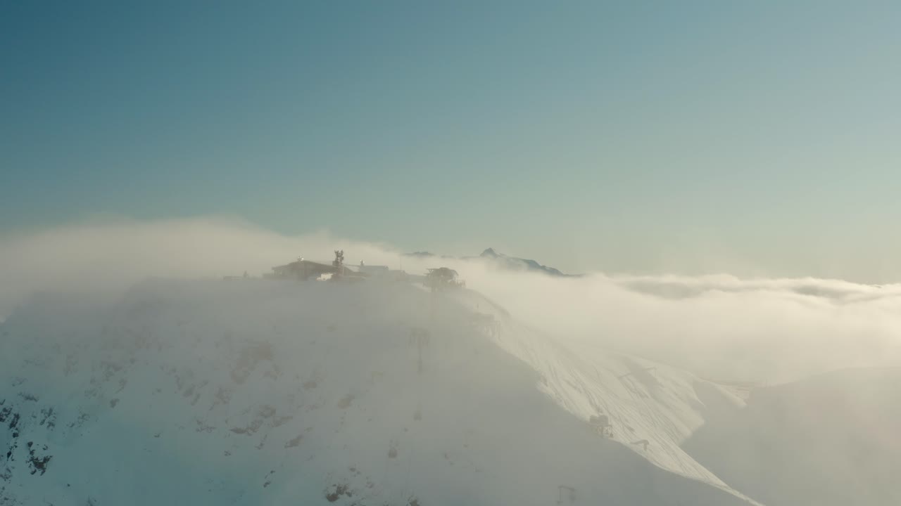 러시아 roza khutor 스키 리조트, 공중에서 눈 산 정상의 정상 회담