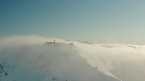cumbre de la cima de la montaña nevada en rusia estación de esquí roza khutor, antena
