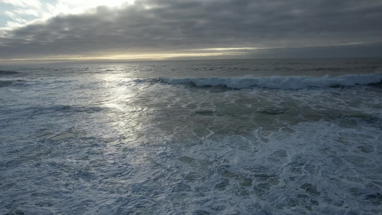 일몰 조감도 4 k에서 바다에서 폭풍