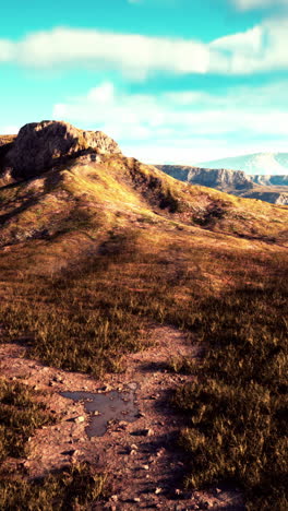paisaje de montaña con sendero y charco