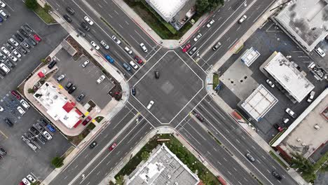 vista aérea de arriba hacia abajo de una intersección de carretera en el sur de california