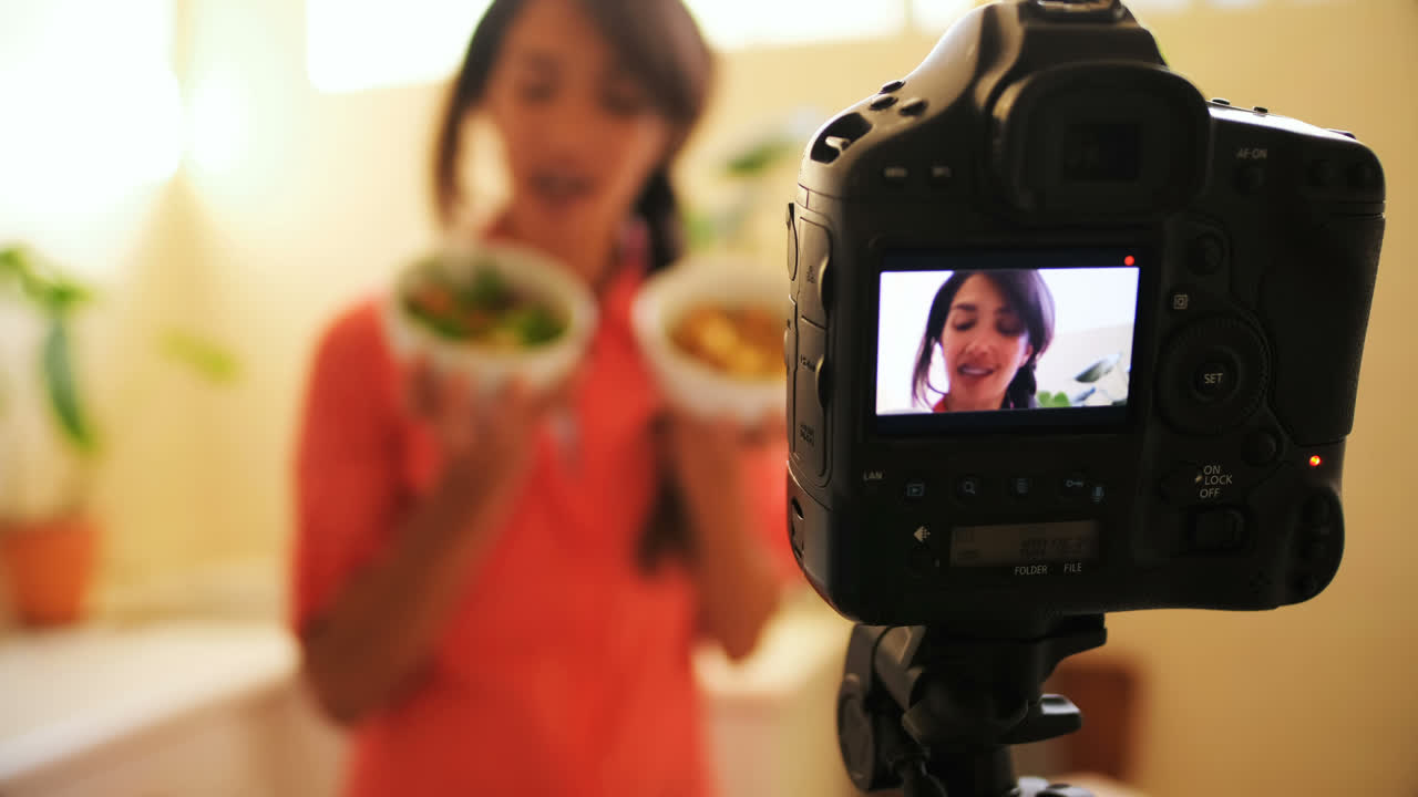 Vlogger donna che registra un vlog di cucina 4k