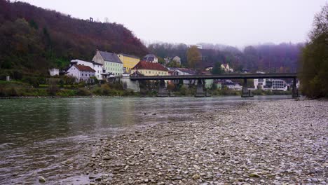 vista de la frontera austriaca y alemana a lo largo del río salzach en burghausen en baviera en un día de niebla