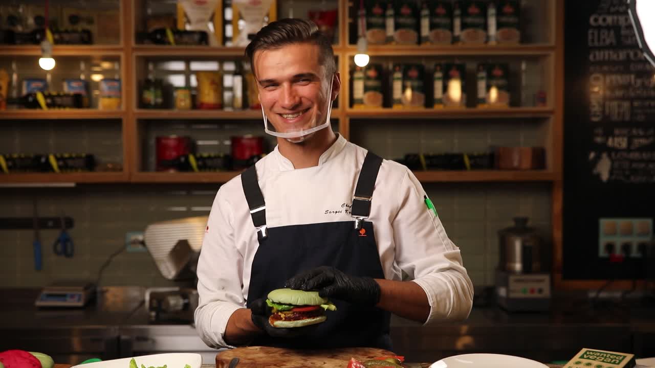 chef presentando una hamburguesa vegana