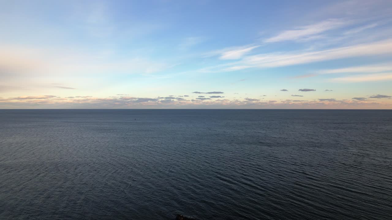 메인 주 포틀랜드 근처의 절벽 위로 날아 일몰 시 대서양을 감상하고 공중에서 감상하세요.