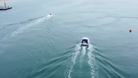 barche a motore che navigano sul fiume conwy vista aerea mentre navigano lungo la costa del galles