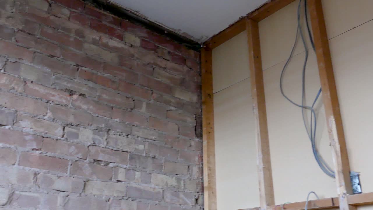 remodelación de baño. mejoras para el hogar. paredes desnudas