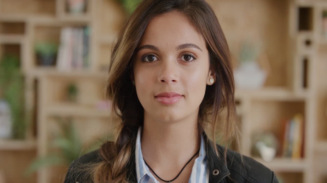retrato de una joven hispana segura de sí misma sonriendo disfrutando de un estilo de vida feliz y exitoso belleza femenina piel perfecta serie de personas reales