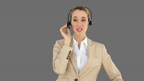 agente del centro de llamadas hablando en los auriculares