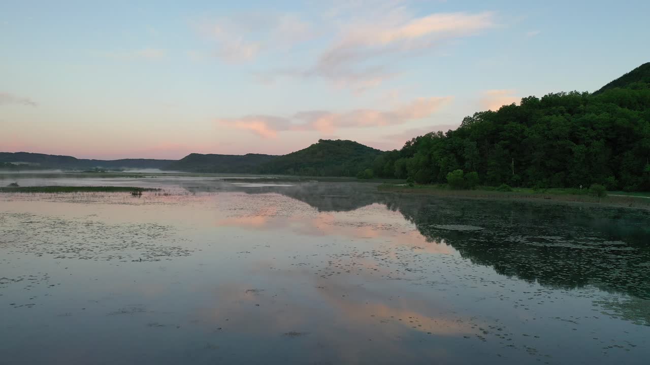 안개 가 가득 한 습지 호수 위 에서 해가 뜨거나 해가 지는 것