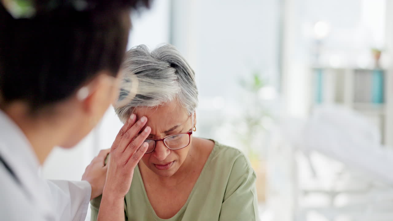 mujer mayor, triste y apoyo médico